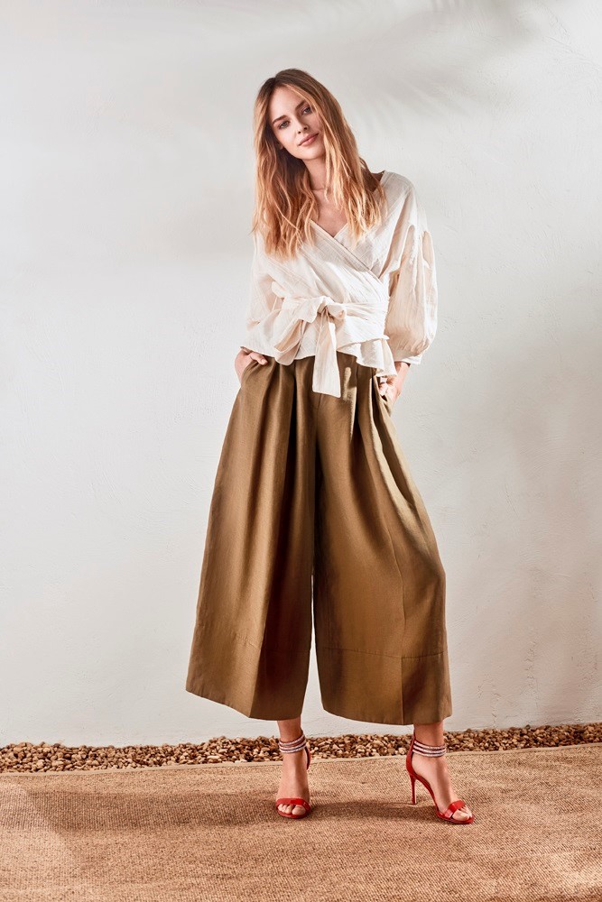 Stylizacja z czerwonymi szpilkami i stylizacji w stylu safari.