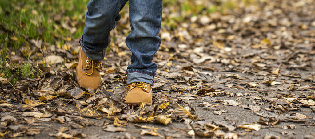 nogi chłopca w jesiennych traperach