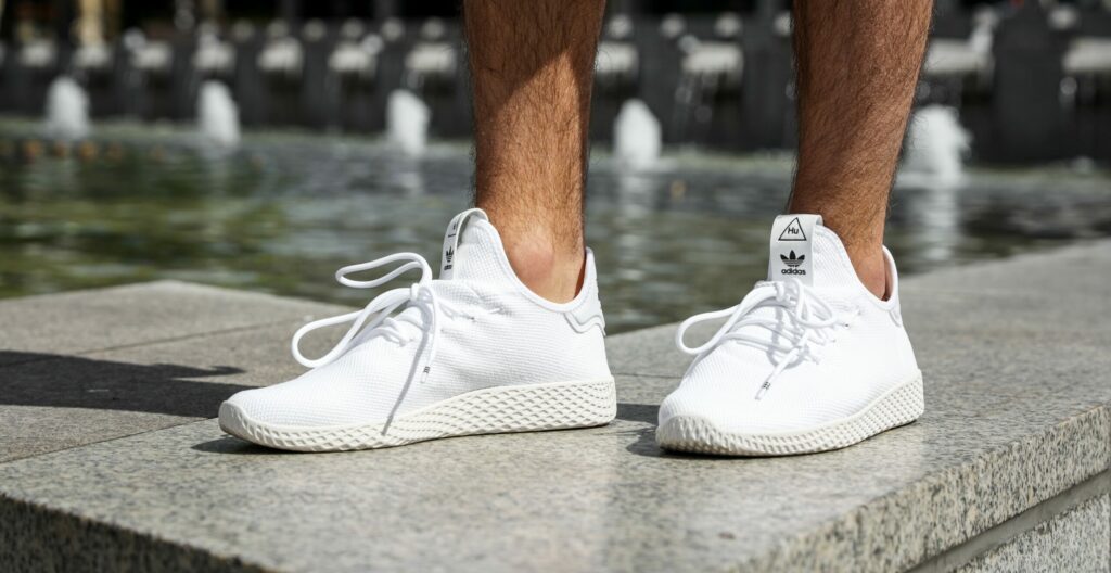 białe sneakersy marki adidas