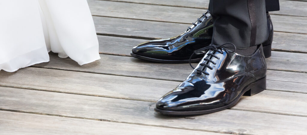 Czarne buty do garnituru ślubnego