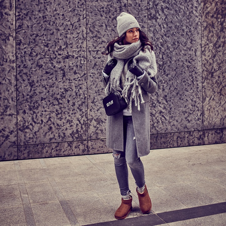 brązowe buty emu australia na modelce stylizacja zimowa
