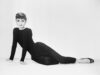 Audrey Hepburn w czarnym komplecie i balerinach
