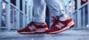 czerwone buty New Balance na nogach