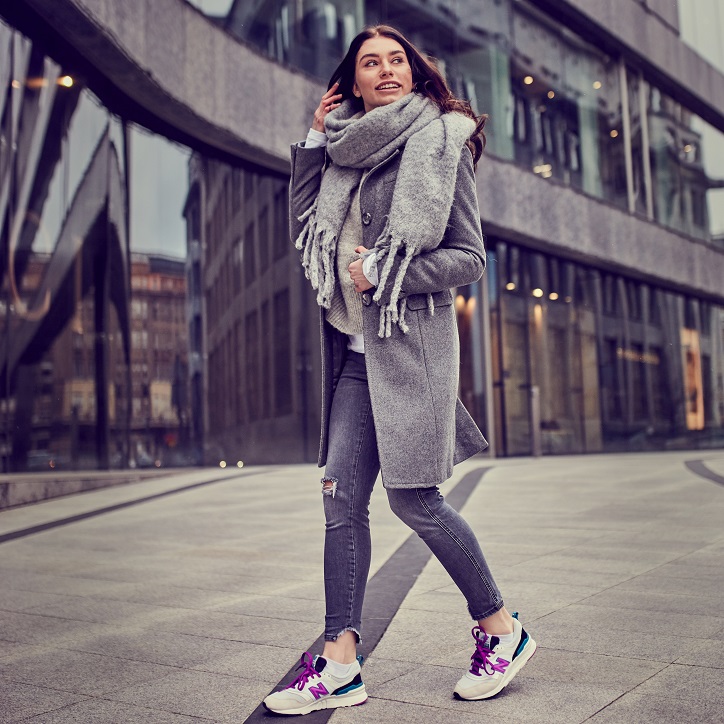 buty new balance damskie szare na modelce - stylizacja z szarym płaszczem