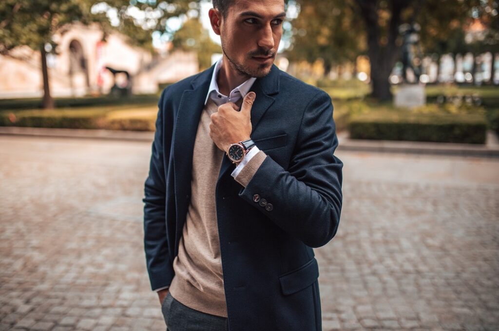 Mężczyzna w stylizacji smart casual ze skórzanym zegarkiem.