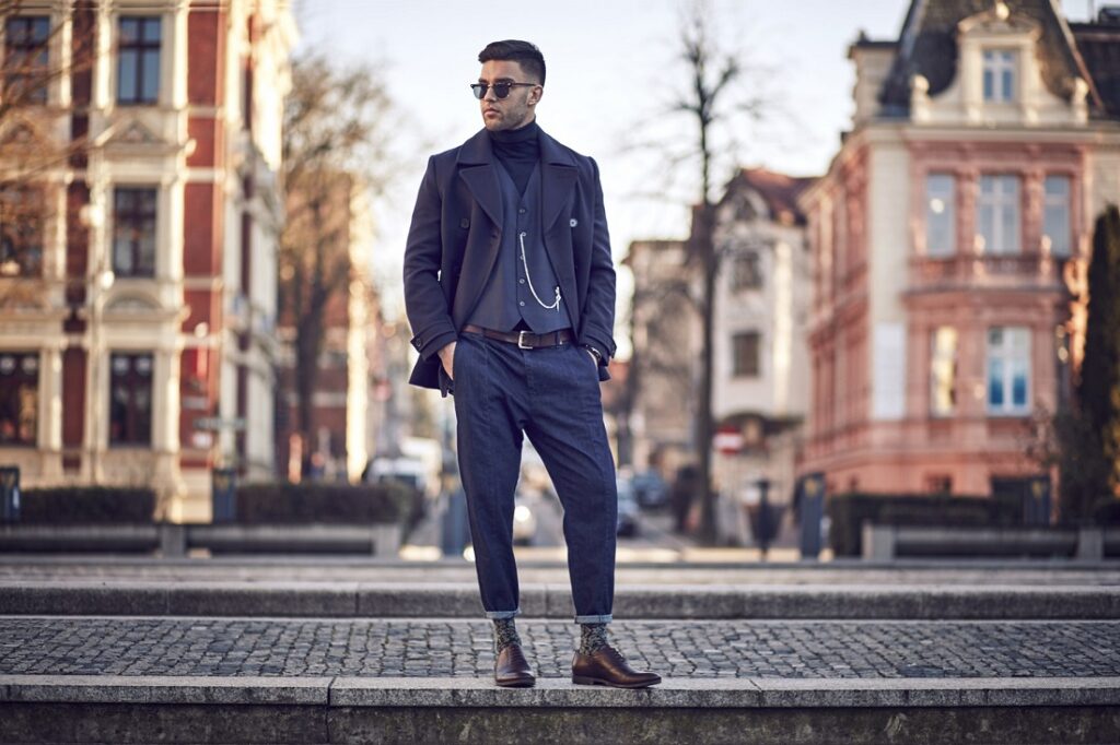 Stylizacja męska z kolorowymi skarpetkami