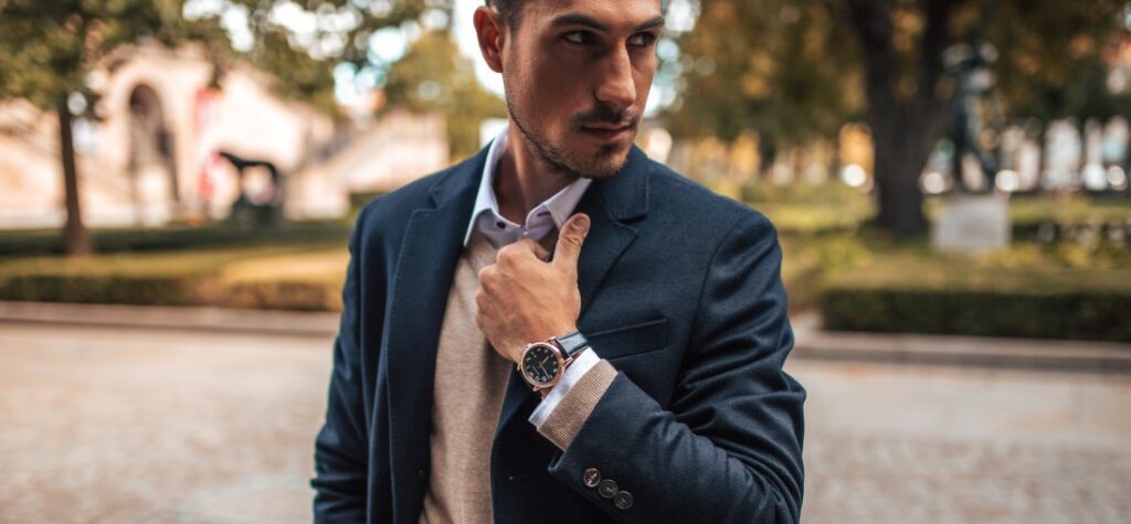 Mężczyzna w eleganckiej stylizacji z zegarkiem