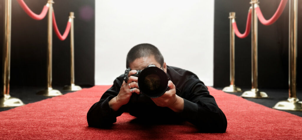 fotograf na czerwonym dywanie