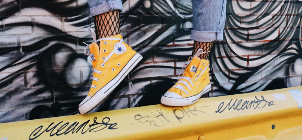 żółte trampki marki converse