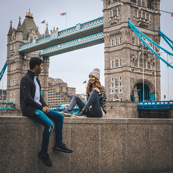 Para na tle Tower Bridge w Londynie