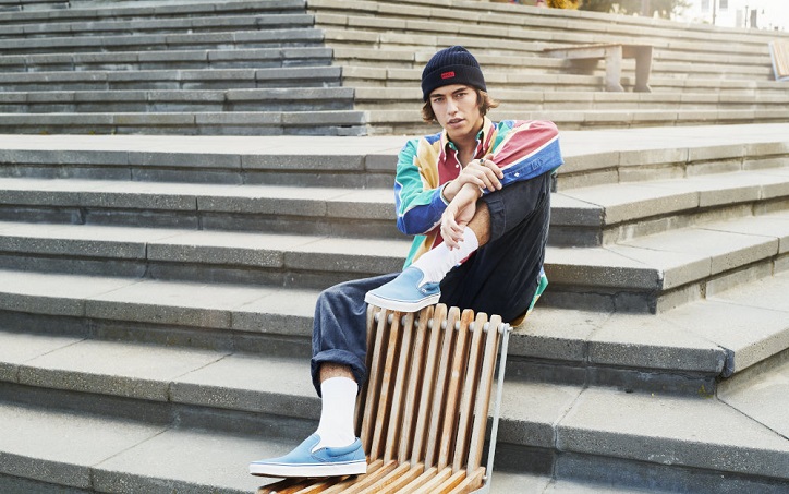 tenisówki vans męskie niebieskie na nogach na modelu