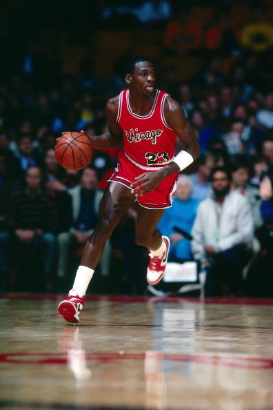 Michael Jordan w 1985 roku w Air Jordan 1 i krótkich spodenkach, które obowiązywały wtedy w NBA. (Photo by Scott Cunningham/NBAE via Getty Images)