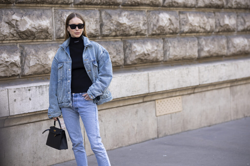 Pernille Teisbaek w stylizacji z kataną jeansową
