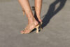 Beżowe sandały damskie na obcasie