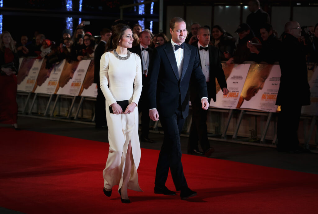 Kate Middleton białą sukienka i czarne szpilki