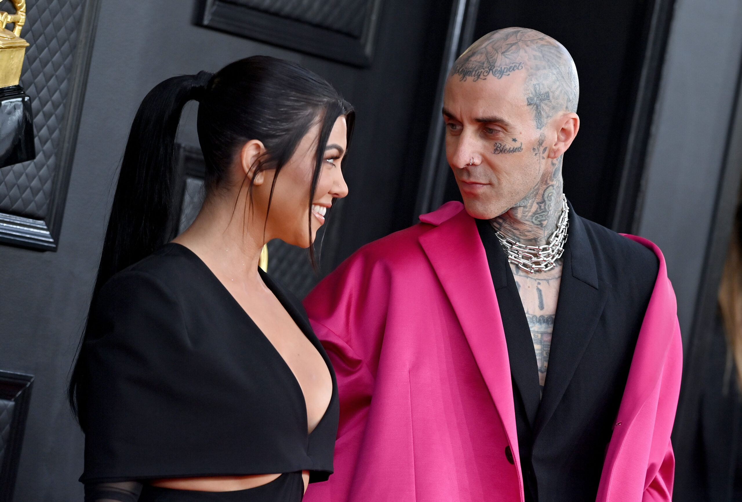 Kourtney Kardashian i Travis Barker – najpopularniejsza para showbiznesu.  Zobacz ich najlepsze wspólne stylizacje | Blog eobuwie.com.pl