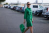 Zielona sukienka skórzana i torebka pouch bag
