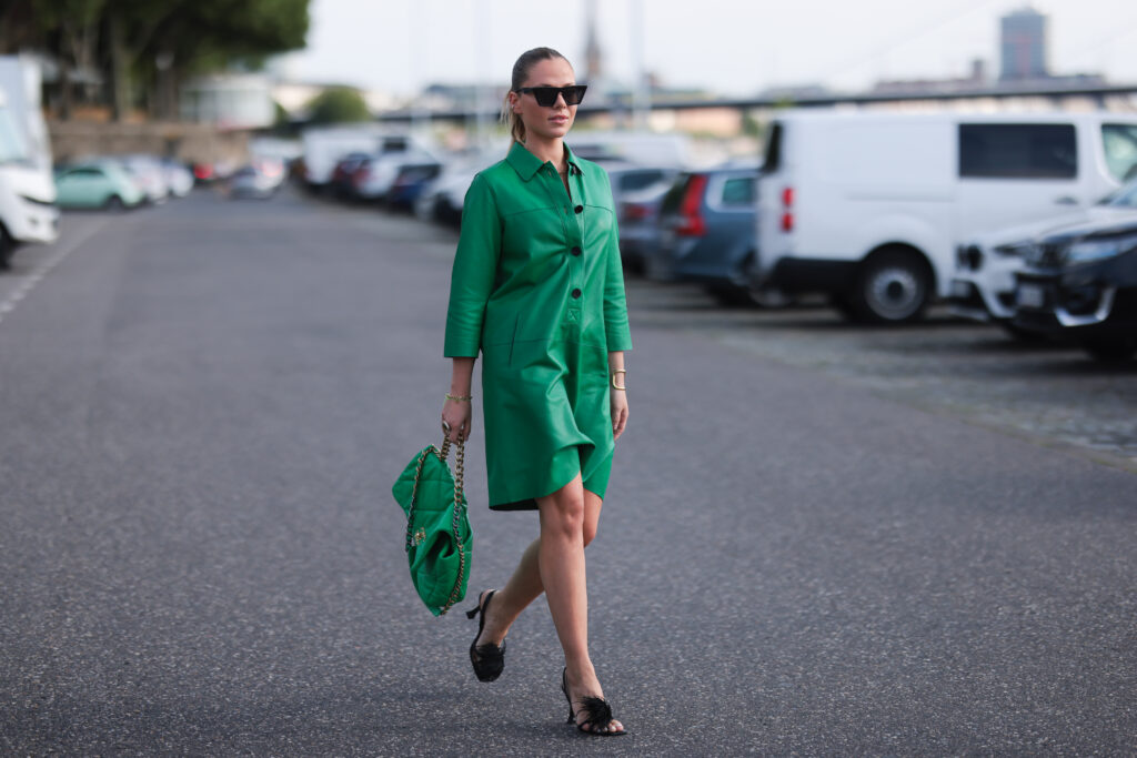 kobieta w skórzanej sukience w kolorze zielonym