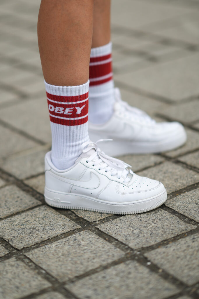 Białe sneakersy Nike Air Force 1 z ozdobną blaszką deubré