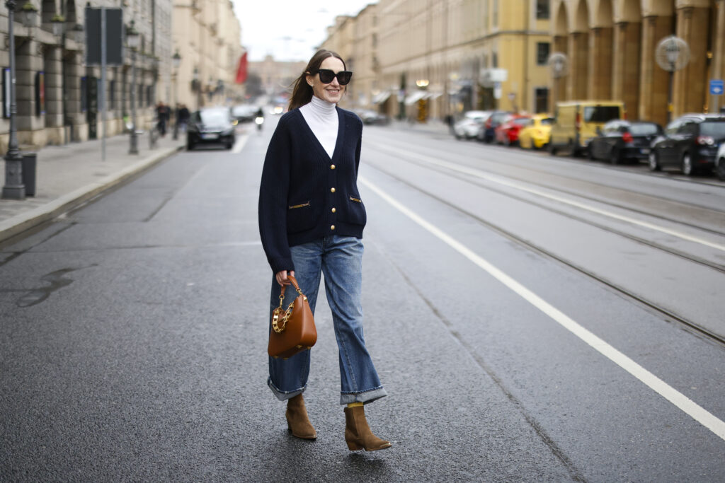 fashionistka w minimalistycznym looku i zamszowych botkach