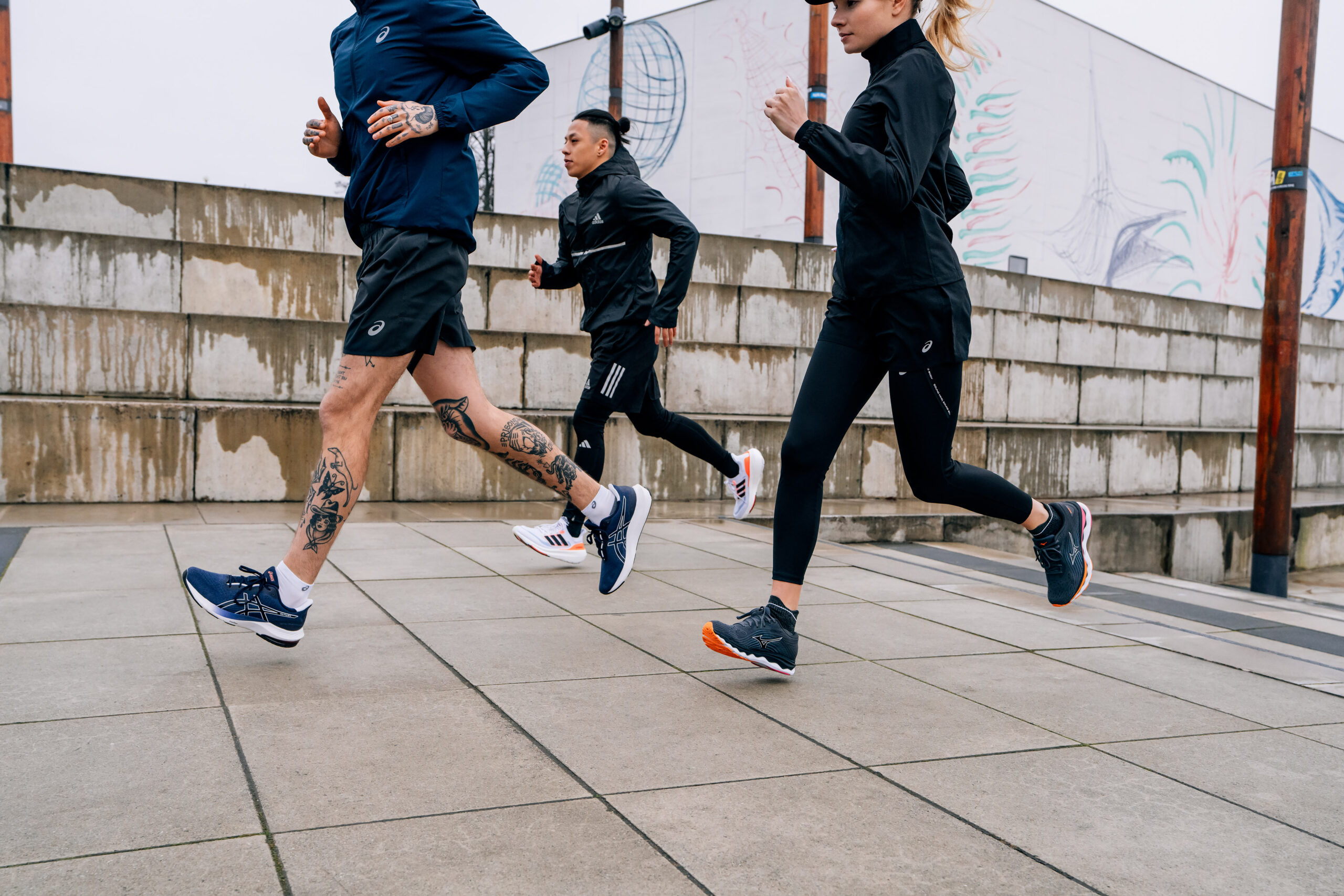 alergători urbani care aleargă pe asfalt în căsuțe de alergare adidas, asics și mizuno