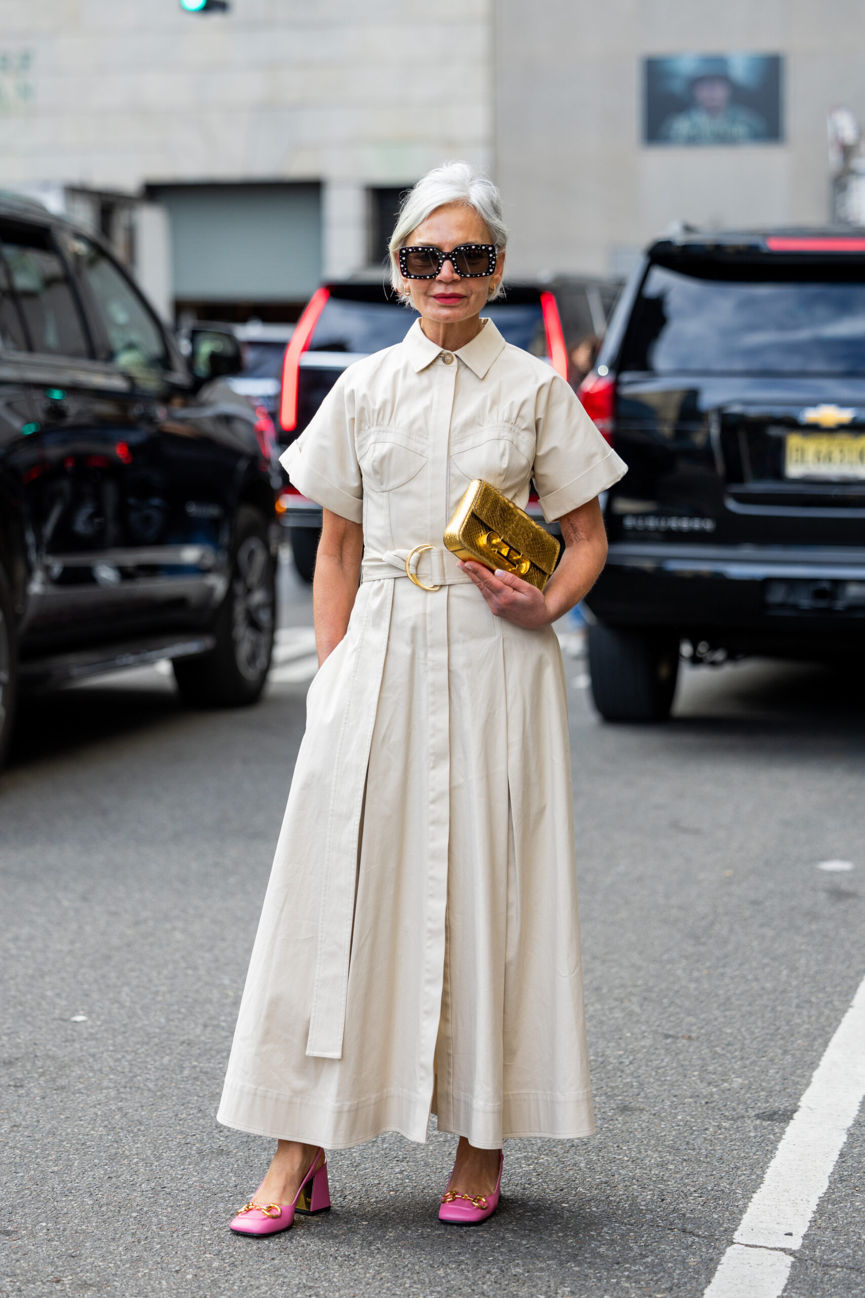 Vyresnio amžiaus moteris, avinti rožinius aukštakulnius batelius