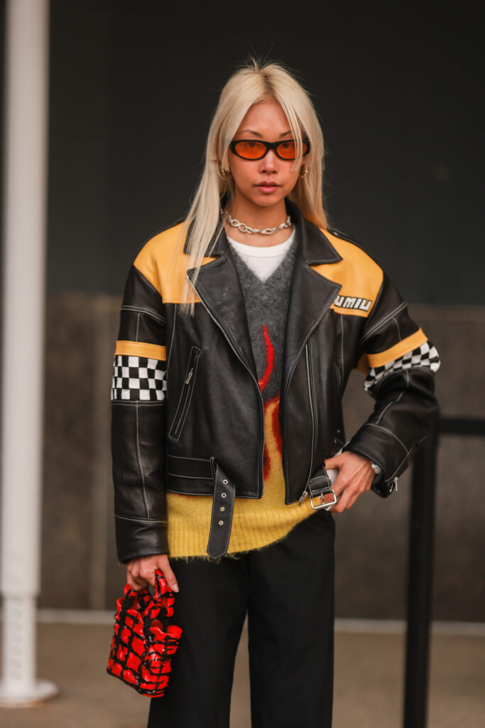 Μοντέλο με δερμάτινο μπουφάν biker jacket με γυαλιά με έγχρωμους φακούς