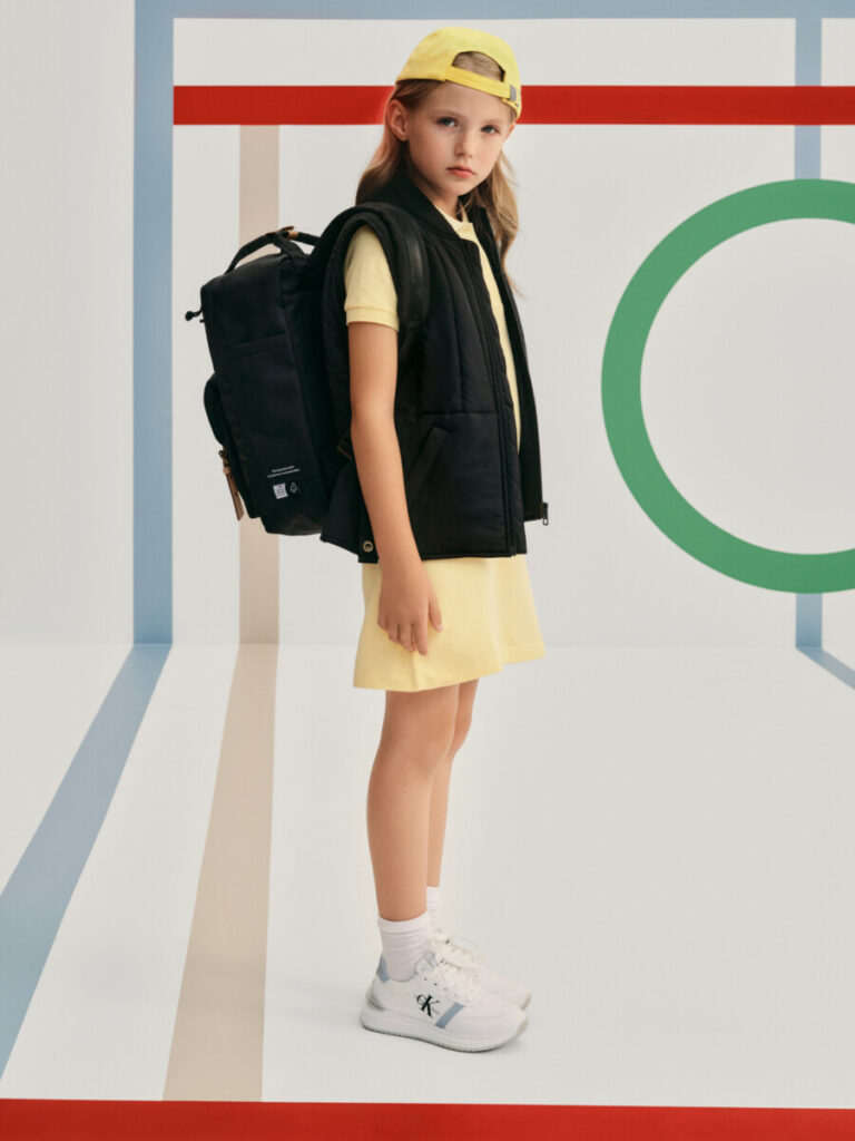 dziecko ze szkolnym plecakiem