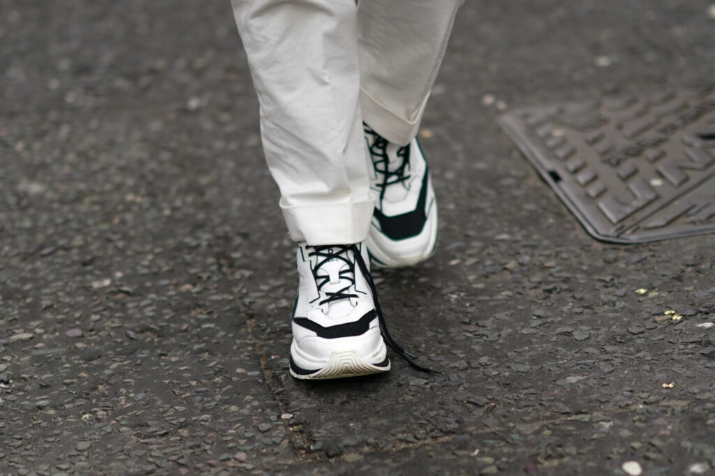 białe sneakersy z czarnymi sznurówkami