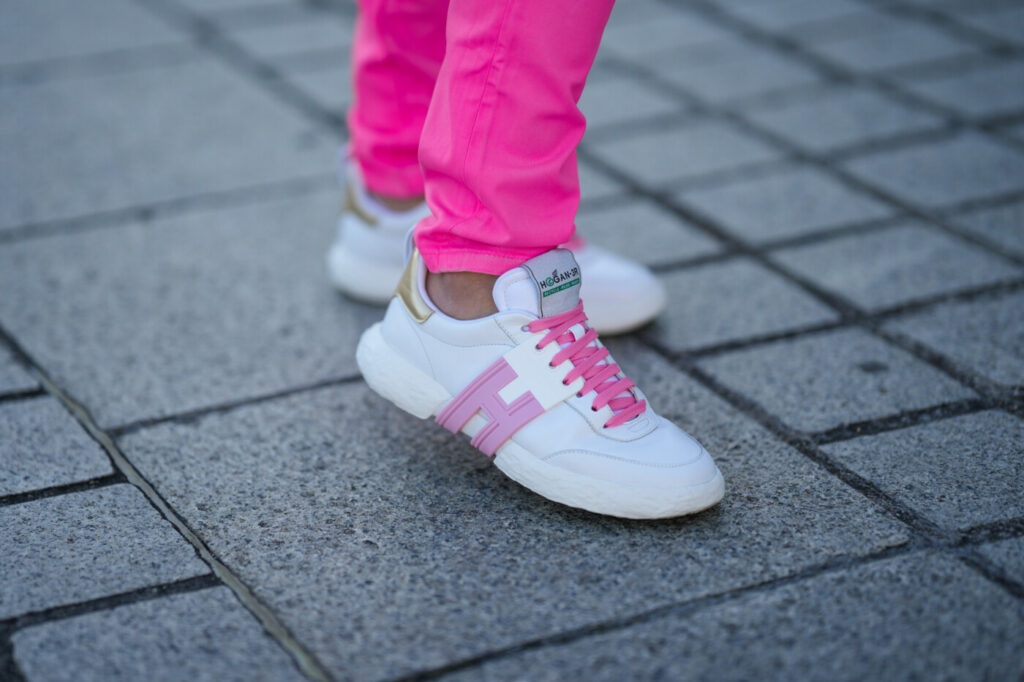 białe sneakersy z różowymi sznurówkami