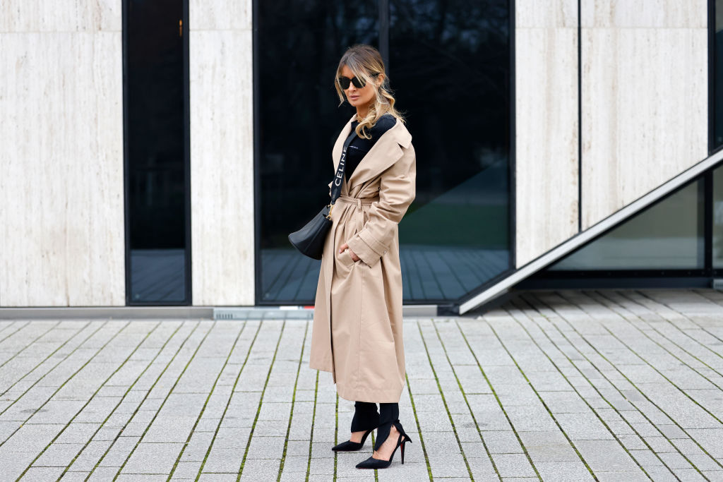 Moteris, avinti aukštakulnius