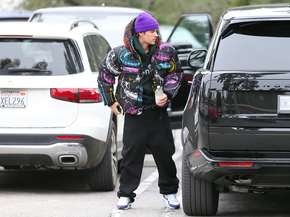 Justin Bieber w fioletowej czapce