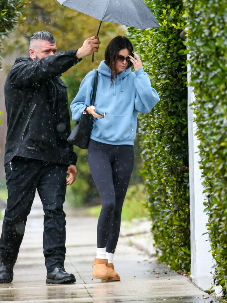 Kendall Jenner em roupas esportivas e botas de neve UGG