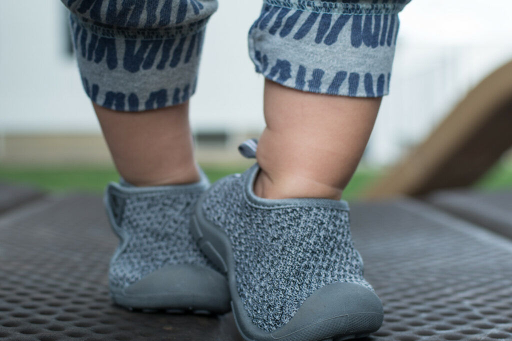 buty na lato dla dzieci: sneakersy z siateczkową cholewką