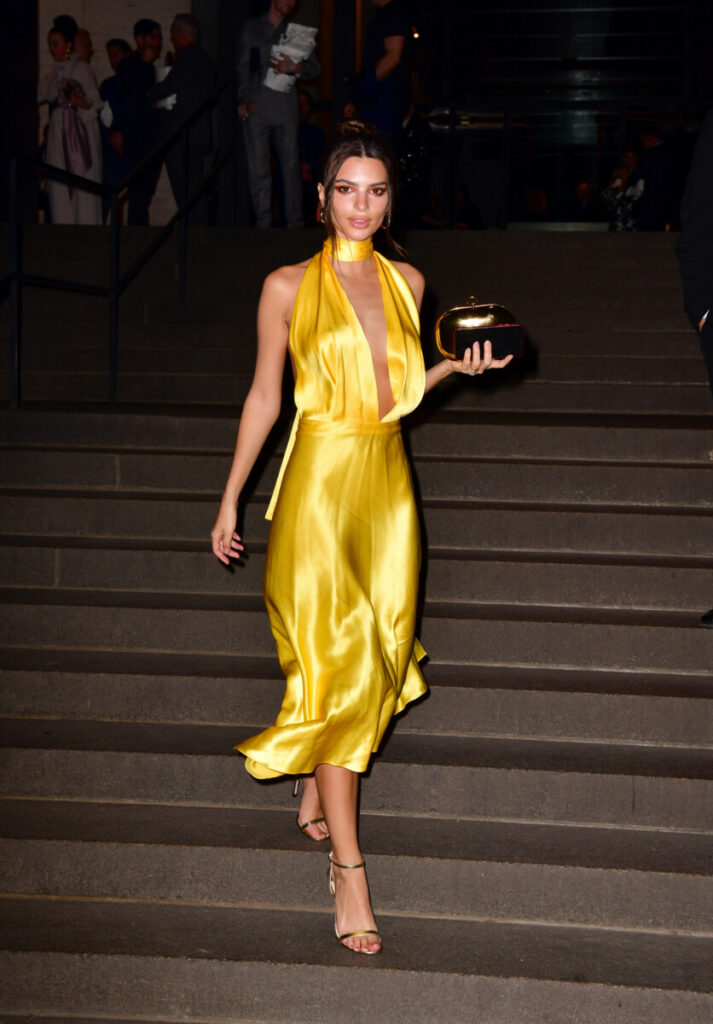 złote buty do żółtej sukienki