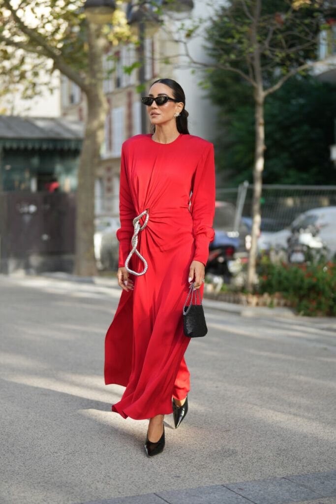 Czarne buty do czerwonej sukienki – połączenie idealne na wesela