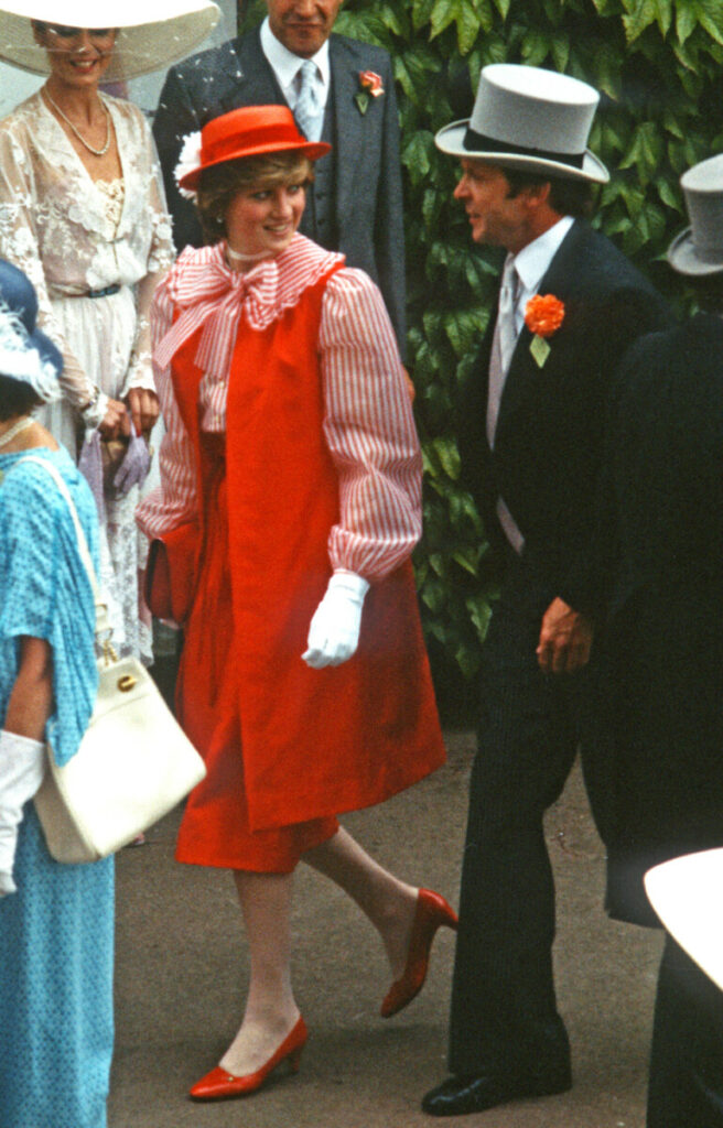 księżna Diana w czerwonych szpilkach na obcasie kitten heel