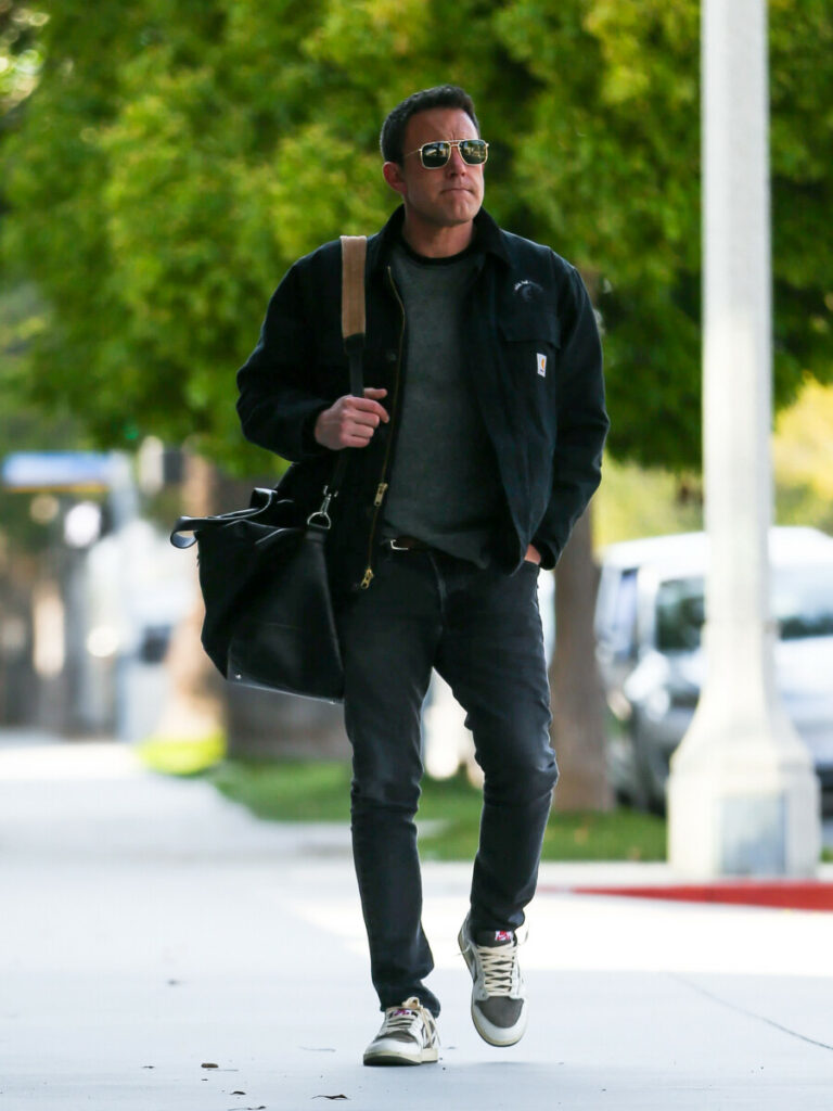 Ben Affleck ze skórzaną torbą sportową