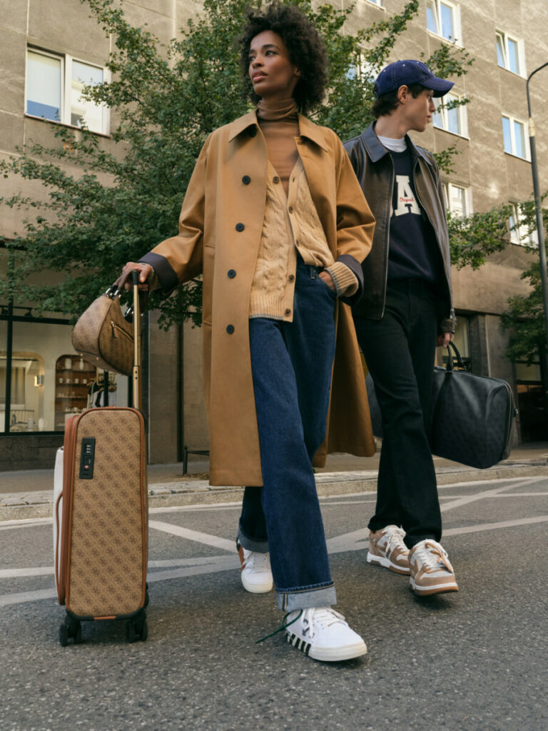 kobieta w butach sportowych i z walizką