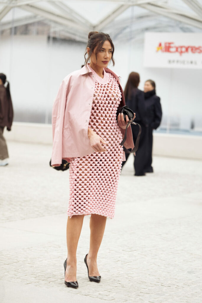 Czarne buty do pudrowej sukienki na wesele