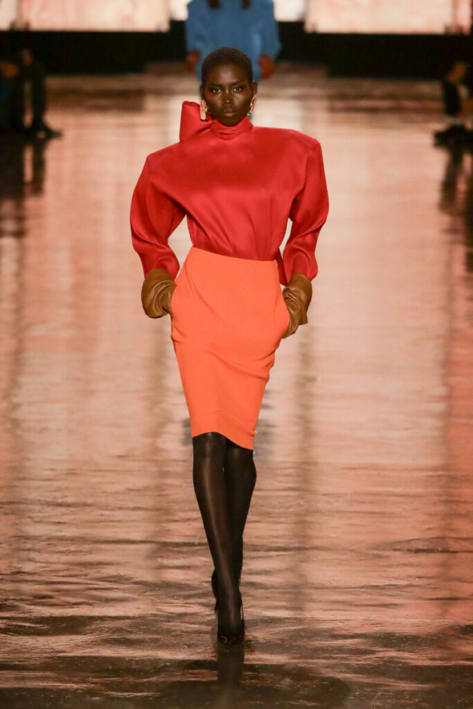 trendy jesień-zima 2025/2026: szerokie ramiona na wybiegu Saint Laurent