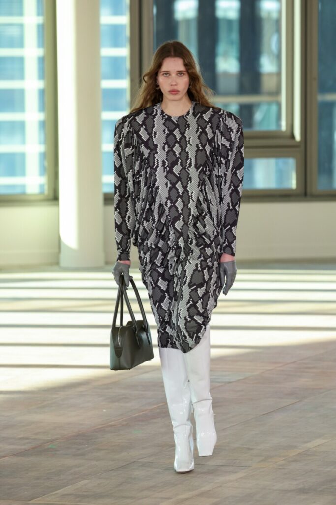 białe kozaki damskie na wybiegu FW25/26