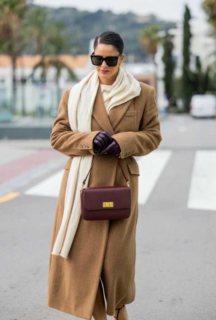 ecru szalik do karmelowego plaszcza