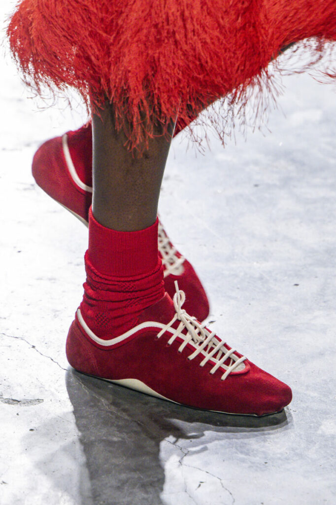 Modne buty wiosna-lato 2026: ultra-płaskie sneakersy