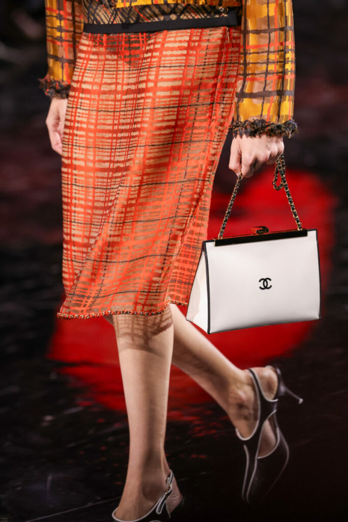 Modne torebki na wiosnę i lato 2026: na łańcuszku