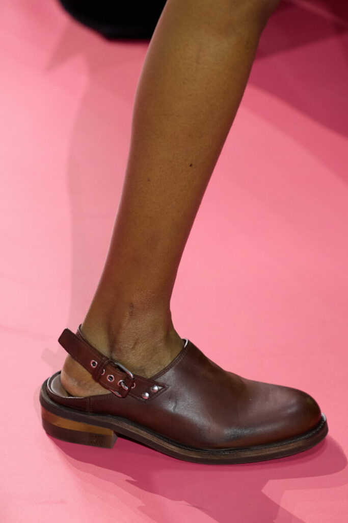 Modne buty wiosna-lato 2026: clogi/peep toe drewniaki 