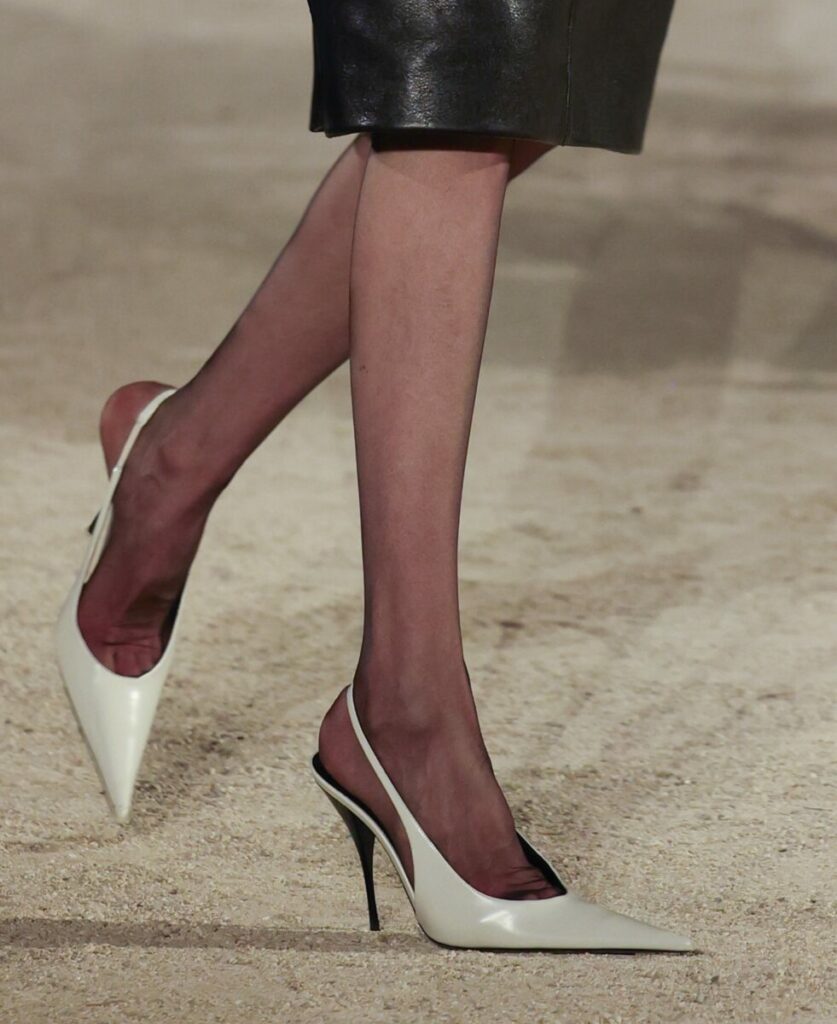 Modne buty wiosna-lato 2026: slingbacki oraz w stylu V-neck 