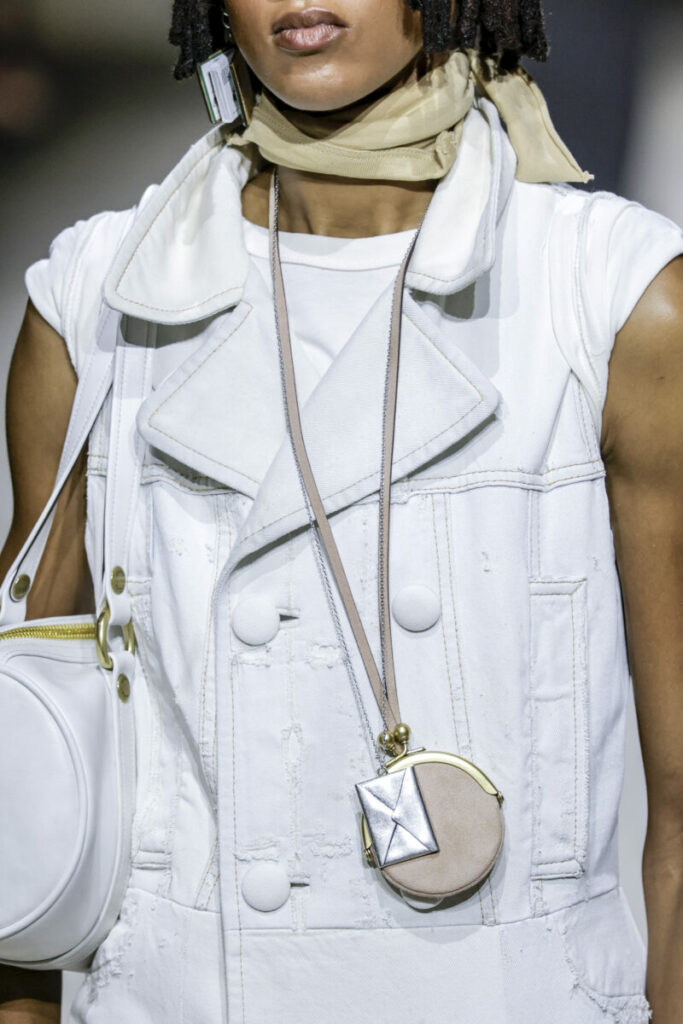 [Modne dodatki na wiosnę 2026]: mikrosaszetki na szyję