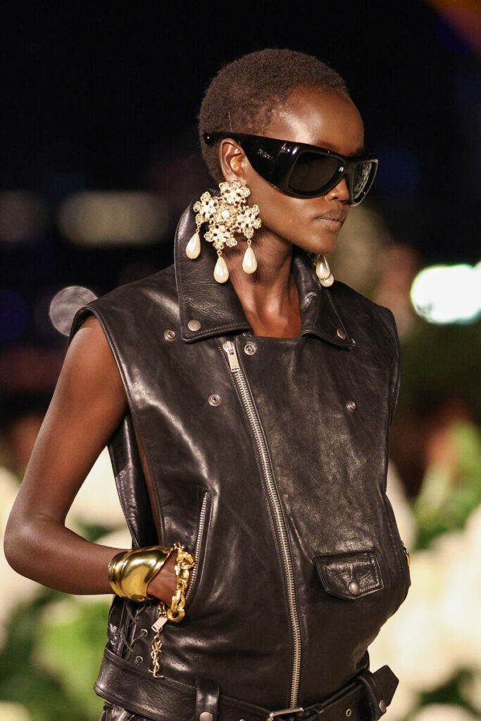 [Modne dodatki na wiosnę 2026]: biżuteria XXL – kolczyki, chokery i bransolety