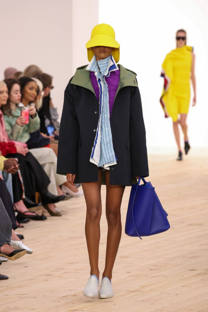 [Modne dodatki na wiosnę 2026]: kobaltowa torebka